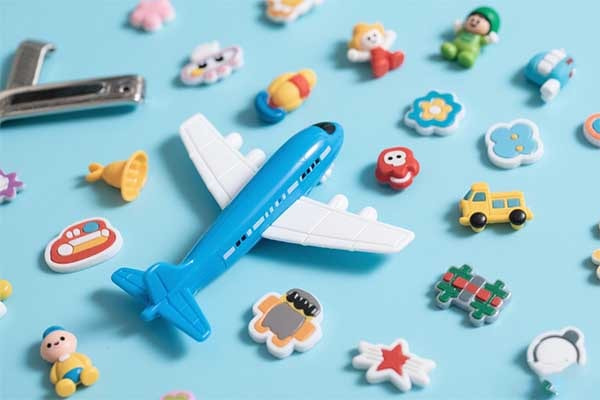 0. fridge and small toys with magnets on plane-min.webp